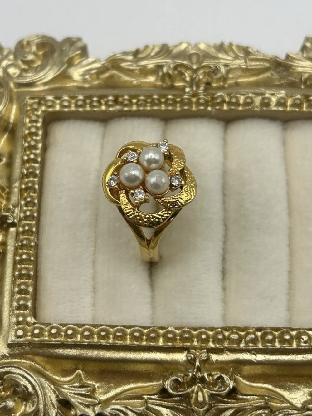 Vintage Cottagecore Faux Pearl Rhinestone Gold Tone Flower Ring Size 7 Romantic - Picture 10 of 16